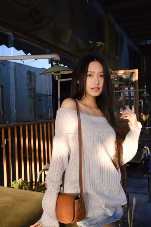 Thời gian này Văn Hậu cũng rất sát sao mỗi khi đi bên vợ, luôn có hành động bảo vệ và che chắn cho cô cẩn thận.