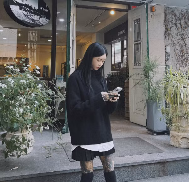 Cuộc sống hôn nhân không hạnh phúc khiến cô và chồng "đường ai nấy đi" vào năm 2019. Con gái của Ahn Lina ở với chồng cũ và cô là người chu cấp tiền nuôi con hàng tháng.