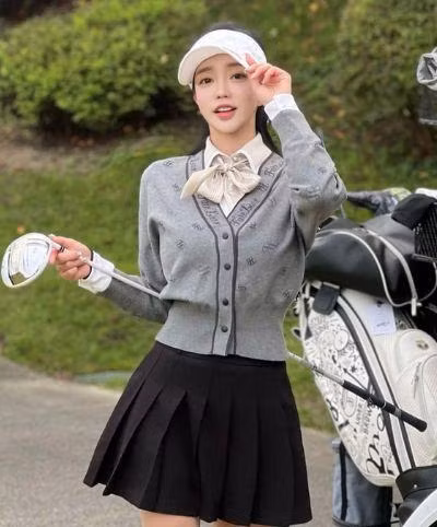 Nhờ body săn chắc, nuột nà và tràn đầy sức sống, cô nàng thành công chinh phục nhiều kiểu trang phục.