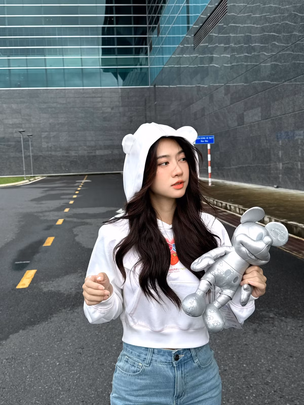 Cái tên Lê Bống có lẽ đã quá quen thuộc đối với cộng đồng mạng, là hot girl nổi tiếng trong cộng đồng giới trẻ với gương mặt khả ái, vóc dáng gợi cảm.