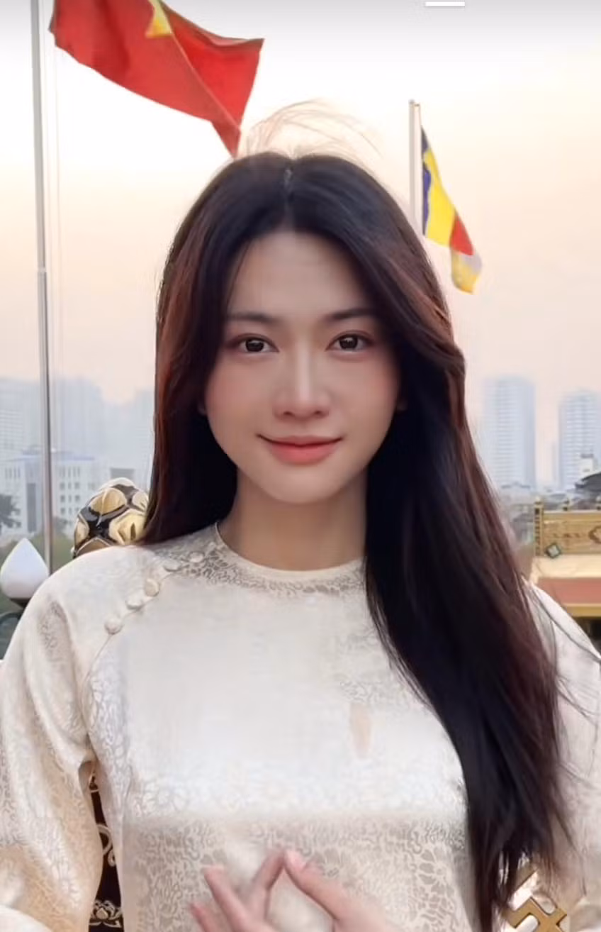 Vẻ đẹp của Lê Bống thậm chí còn được cư dân mạng nhận xét không khác gì AI.