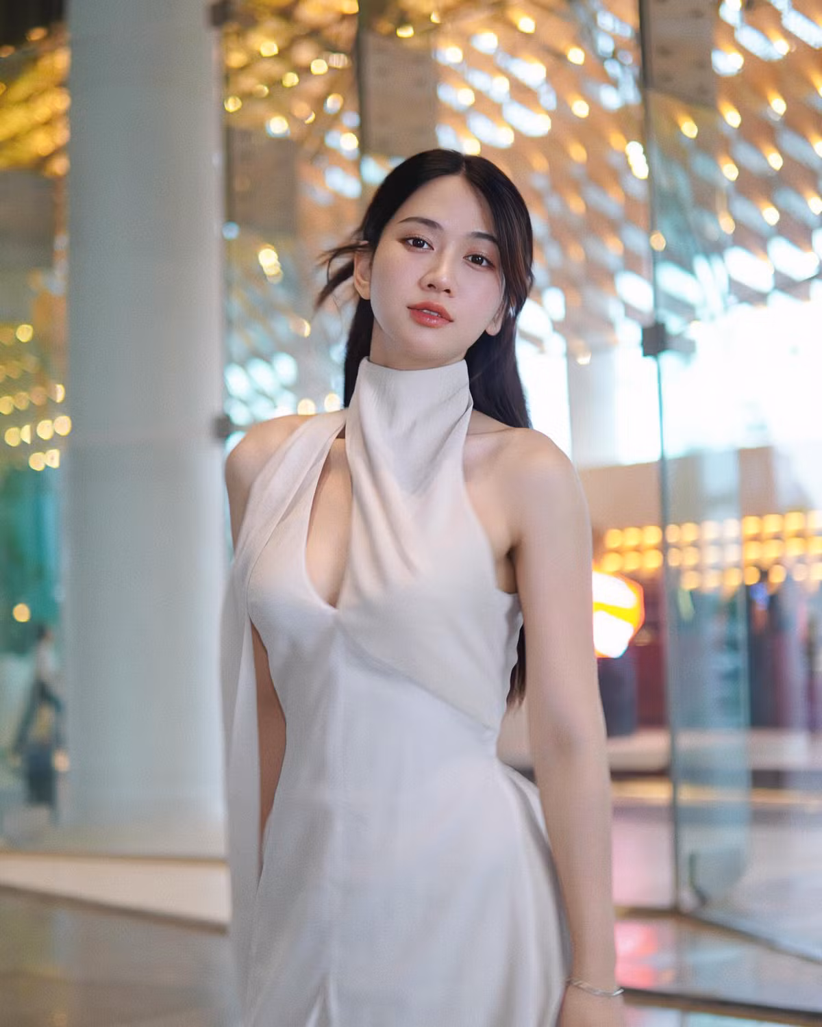 Khi trở thành MC nhà đài, cô nàng có bước thay đổi ngoạn mục, ăn mặc kín đáo và lịch sự hơn.