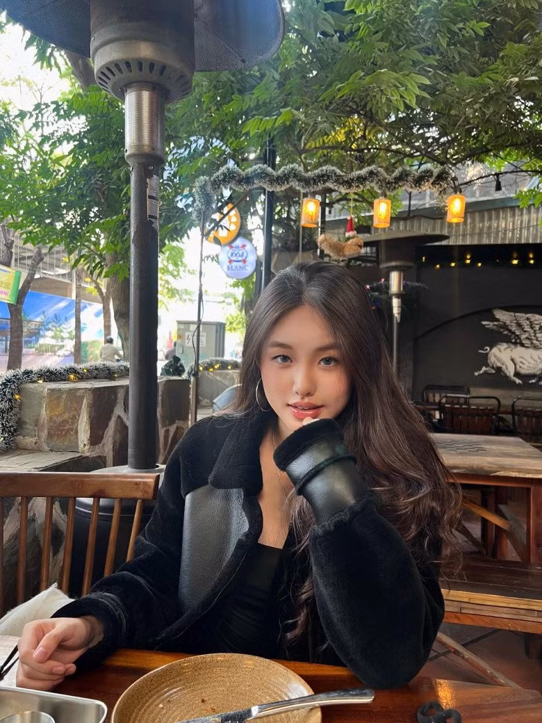 Thừa hưởng gen trội hoa khôi của mẹ nên Huệ Anh sinh năm 2K8 nhưng trông rất lớn và trưởng thành.
