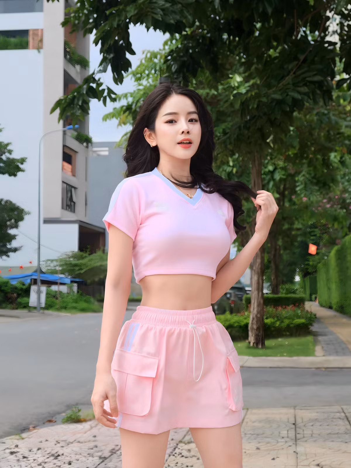 Lúc làm việc, với tính chất công việc, DJ Mie thường chọn những thiết kế kiệm vải.