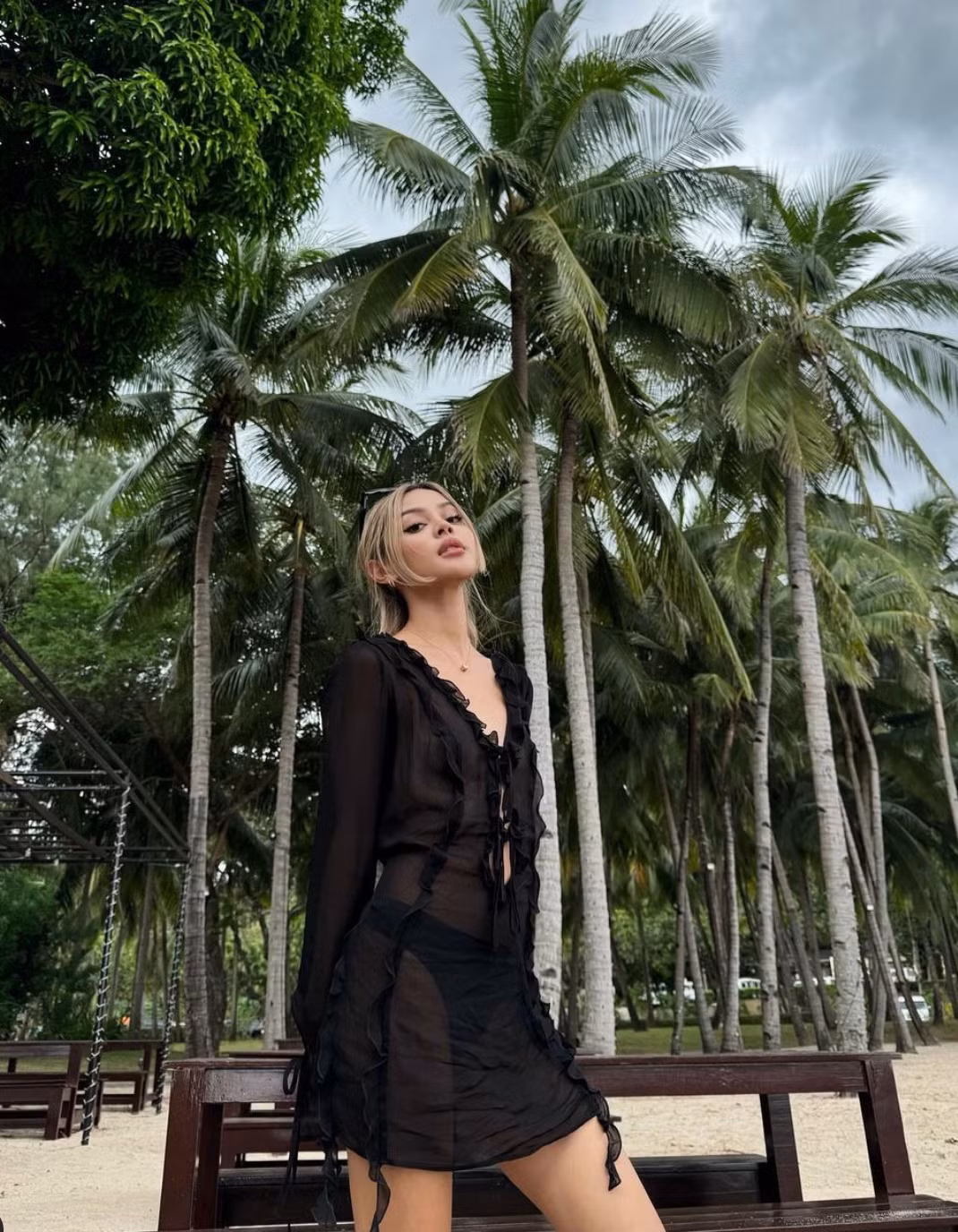 Khác với hình ảnh năng động và trẻ trung của năm 2015, Lily Maymac giờ trở thành cô nàng có phong cách vô cùng quyến rũ, sang trọng.