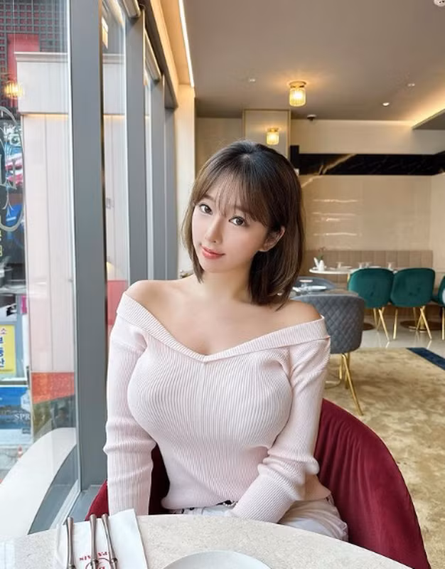 Đáng nói, dù nặng tới 53kg nhưng người đẹp vẫn xuất hiện ngọt ngào và nóng bỏng trong các khuôn hình.