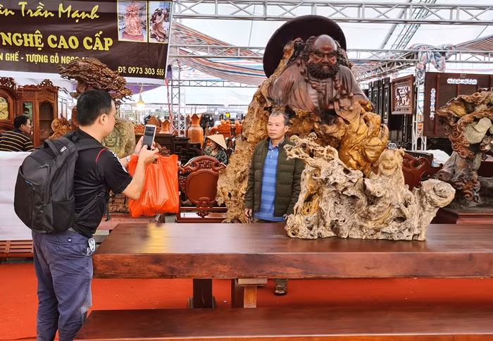 Khách hàng không quên lưu lại những bức hình để làm kỷ niệm với sản phẩm bàn ghế K3.