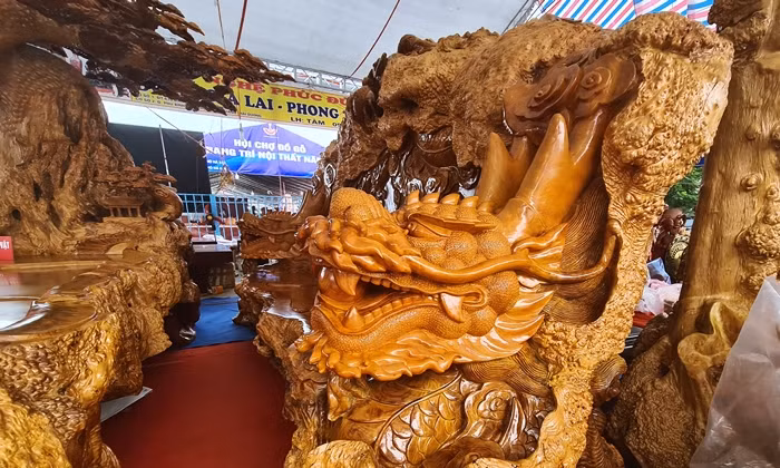 Hai bên tay ghế băng dài được nghệ nhân đục đầu rồng.