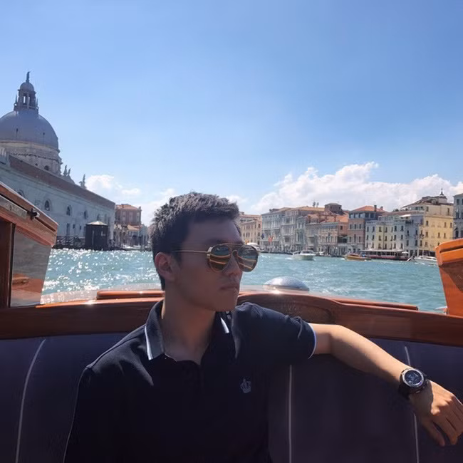 Anh cũng từng có tên trong danh sách "40 Under 40" của tạp chí Fortune bình chọn.