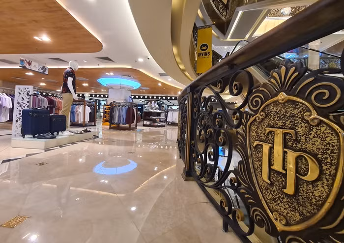 Các lối di chuyển từ tầng thấp lên các tầng trên tại Tràng Tiền Plaza vắng bóng khách hàng. Thỉnh thoảng có sự xuất hiện của một vài nhóm khách đến đây nhưng họ chỉ tham quan, chụp ảnh, ít mua hàng.