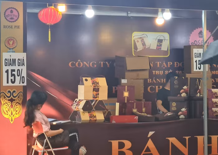 Nhân viên "ngồi dài cổ" chờ khách đến mua hàng.