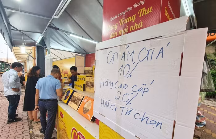 Quầy bánh này nằm trên vỉa hè đường Phạm Hùng trưng biển giảm 10% cho sản phẩm bánh cao cấp và 20% cho bánh tự chọn.
