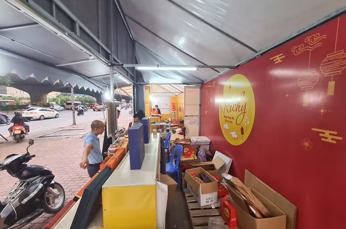 Bên trong quầy bánh này còn rất ít sản phẩm.