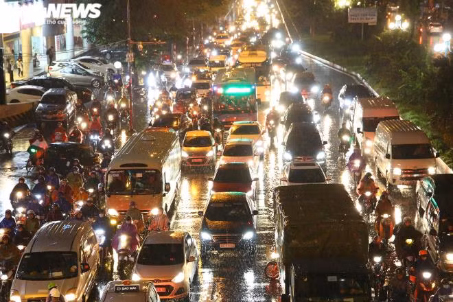 Đường Hoàng Quốc Việt (Cầu Giấy, Hà Nội) cũng tắc nghẽn ở phía gần nút giao Bưởi - Lạc Long Quân.