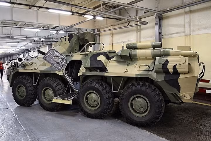 Xe bọc thép BTR-82A là biến thể mới nhất của dòng xe bọc thép chở quân (APC) BTR. Dòng xe này có thể hoạt động trong môi trường khắc nghiệt, như điều kiện thời tiết -60 độ C, các vùng đầm lầy, ven biển và khu vực có tuyết dày 60cm. Ảnh: Army Technology.