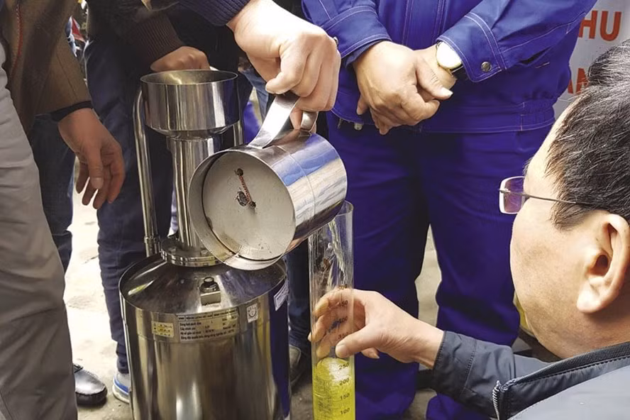 Vì hám lợi, nhiều chủ cây xăng bất chấp pháp luật sẵn sàng pha thêm dung môi vào xăng để bán cho người tiêu dùng (ảnh minh họa). Ảnh: ĐỨC THÀNH.