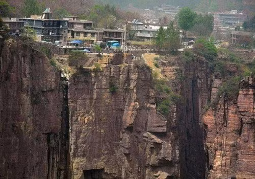 Đất nước Trung Quốc rộng lớn, có rất nhiều phong cảnh hùng vĩ, đẹp ngoạn mục. Có cả những nơi đáng sợ vì hiểm trở, trập trùng, thách thức sự khám phá của con người.