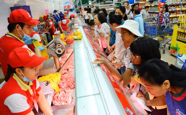 Người dân mua thịt heo Vissan tại một siêu thị ở Q.BÌNH THẠNH - Ảnh: QUANG ĐỊNH