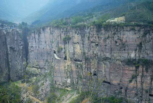 Con đường lên thôn dài 1250m do 13 người đàn ông lực lưỡng đục vào đá suốt khoảng 5 năm. Không có công cụ hiện đại, chỉ có những dụng cụ thô sơ.