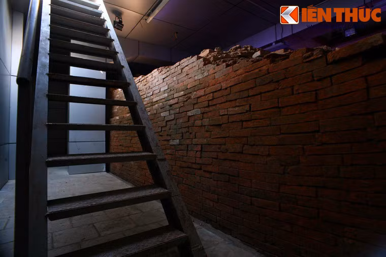 Nền móng bảo tháp được phát lộ có hình vuông, trong lòng rỗng, được xây dựng trên sườn đồi và nằm sâu trong lòng đất 3,2m, xung quanh được gia cố, đầm chặt bằng sỏi và đất sét đồi.