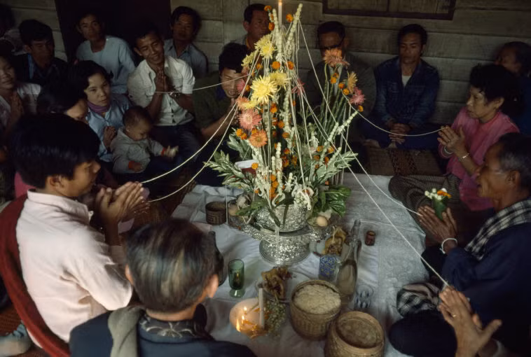 Một đám cưới truyền thống được tổ chức ở Vientianne. Ảnh: Hiroji Kubota/ Magnum Photos.