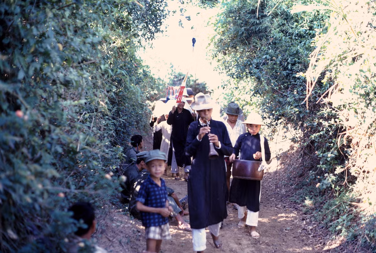 Các nhạc công trong đám tang. Ảnh: Edward Palm.