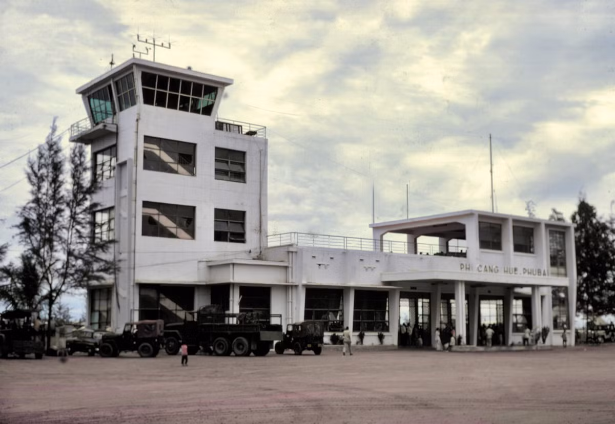 Ga hành khách ở sân bay Phú Bài, Huế năm 1967. Ảnh: Edward Palm.