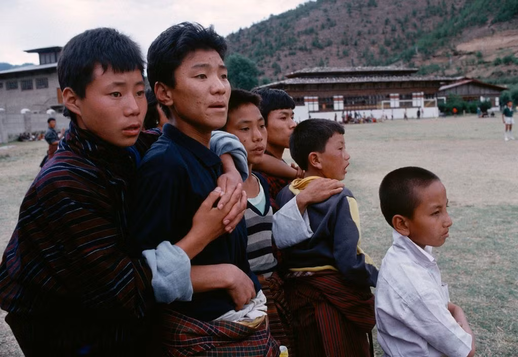 Những đứa trẻ theo dõi trận bóng. Ảnh: Martin Parr/ Magnum Photos.