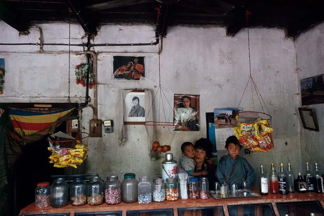 Trong một cửa hiệu nhỏ. Ảnh: Martin Parr/ Magnum Photos.