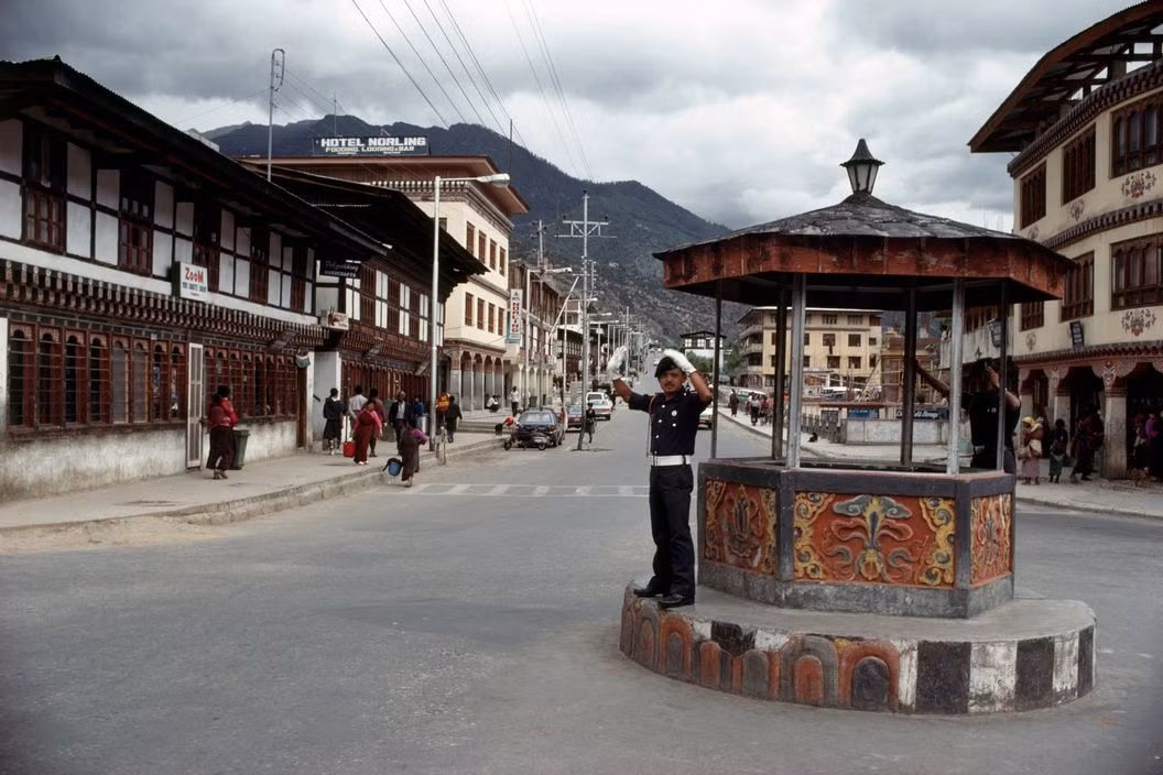 Cảnh sát giao thông tác nghiệp tại một vòng xoay ở Thimphu. Ảnh: Martin Parr/ Magnum Photos.