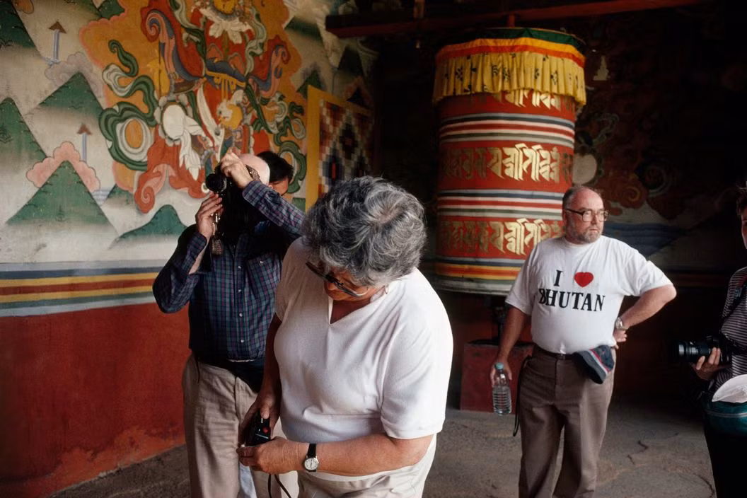 Du khách quốc tế thăm quan một ngôi chùa. Ảnh: Martin Parr/ Magnum Photos.