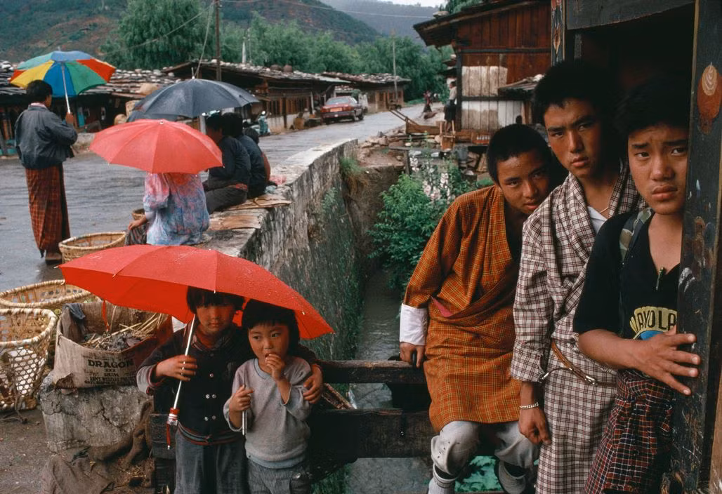 Những thiếu niên tò mò trước ống kính máy ảnh. Ảnh: Martin Parr/ Magnum Photos.