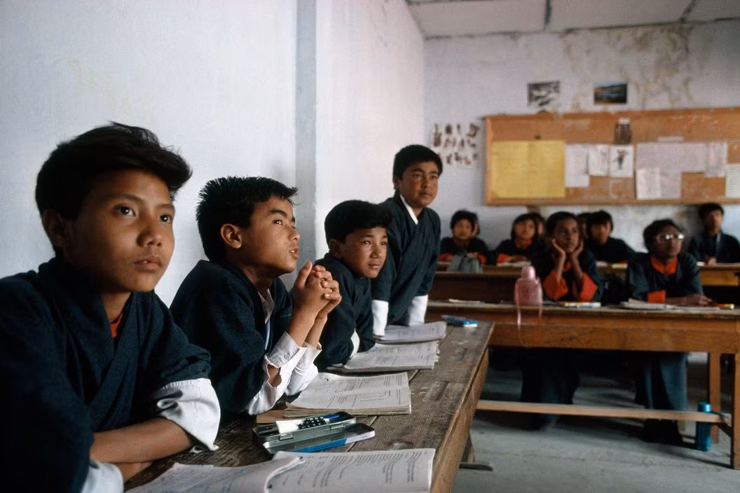 Học sinh trong một lớp học ở Thimphu, thủ đô Bhutan năm 1992. Ảnh: Martin Parr/ Magnum Photos.