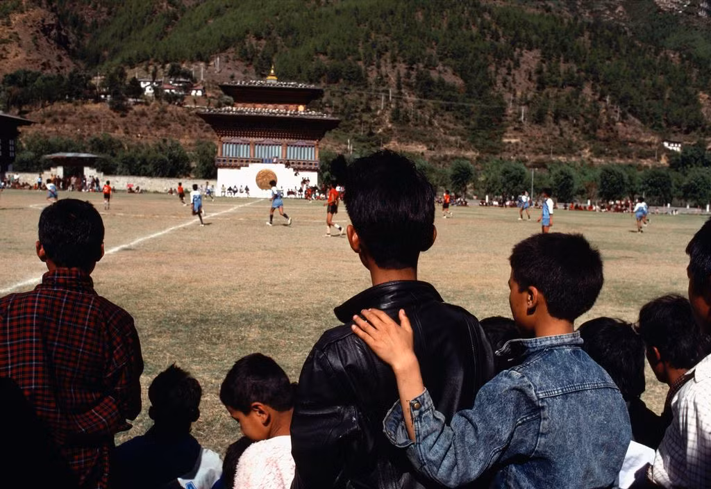 Những đứa trẻ theo dõi trận bóng. Ảnh: Martin Parr/ Magnum Photos.