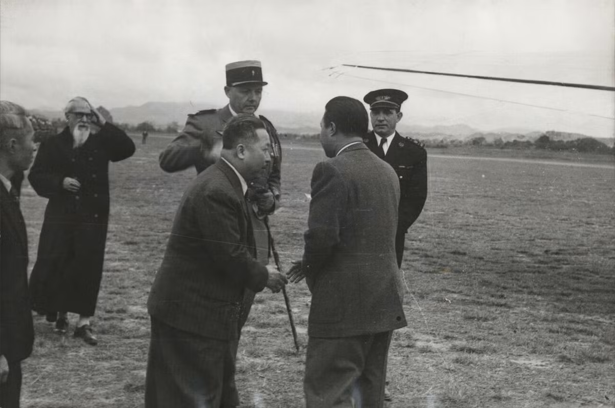 Sĩ quan Pháp và quan chức địa phương đón tiếp cựu hoàng Bảo Đại tại sân bay Lạng Sơn, ngày 3/2/1950. Ảnh: Manhhai Flickr.