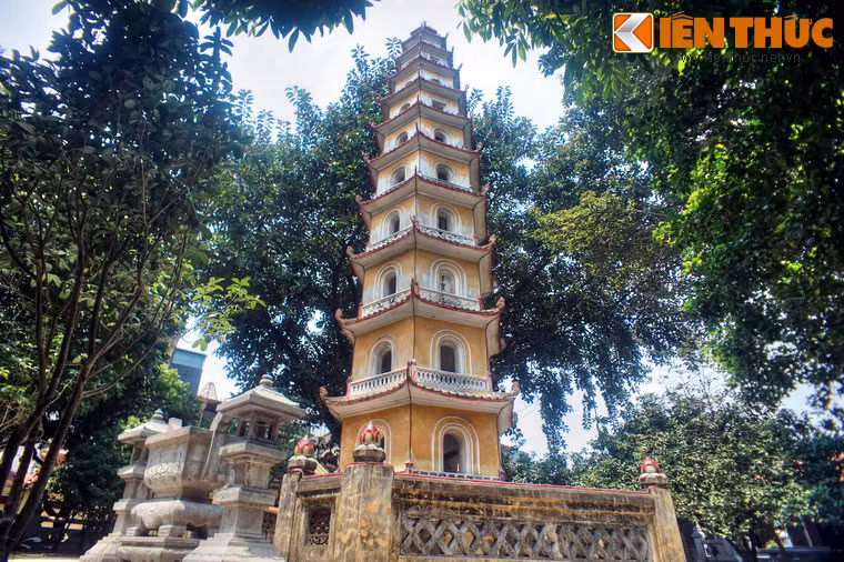 Công trình kiến trúc tiêu biểu của chùa Liên Phái là tháp Diệu Quang nằm phía trước chùa.