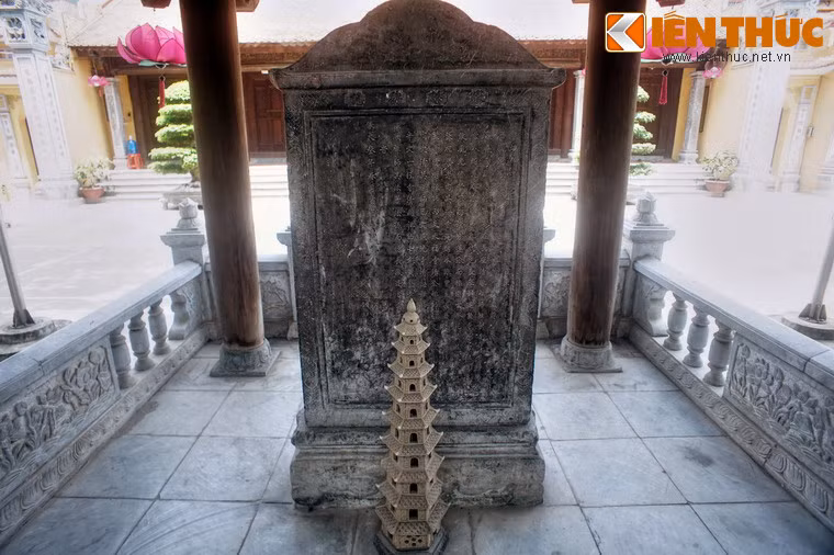 Trong nhà bia có tấm bia ghi lại lịch sử hình thành, các lần tu bổ và tên những người đóng góp công đức tu bổ và xây dựng chùa.