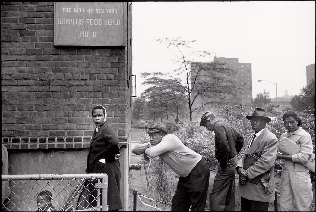Người da màu xếp hàng trước trạm cung cấp thực phẩm số 6 của thành phố New York, 1962. Ảnh: Bruce Davidson/ Magnum Photos.