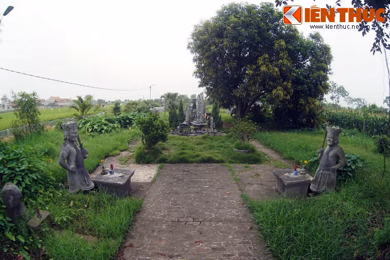 Lăng được xây dựng từ năm 1733, là nơi an táng Đô đốc Đại giang Quận công Đỗ Bá Phẩm. Toàn bộ khu lăng rộng khoảng 4 sào Bắc Bộ, chia làm ba phần cổng lăng, khu sinh phần và mộ.