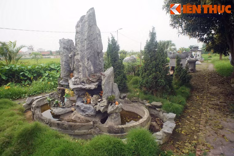 Phía sau hai võ sĩ là hòn non bộ và hồ nước nhỏ có thành bằng đá.