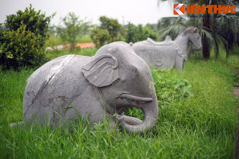 Cách mỗi đẳng thờ không xa là một tương voi phục có kích thước lớn, tạo thành một cặp đăng đối hai bên hương án tiền.