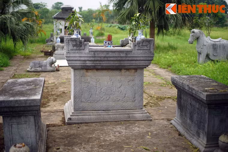 Trước khu sinh phần, thẳng theo trục thần đạo của lăng mộ là hương án tiền, cao khoảng 1,5m. Mặt hướng án rộng 1,22m x 1,65m, bốn góc chạm hoa văn, thân khắc "Lưỡng nghệ châu lư hương" cùng các tiểu tiết trang trí là đài sen, mây, lửa…