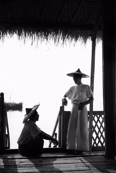 Trên một ngôi nhà sàn ằm trong lòng hồ Inle. Ảnh: George Rodger/ Magnum Photos.