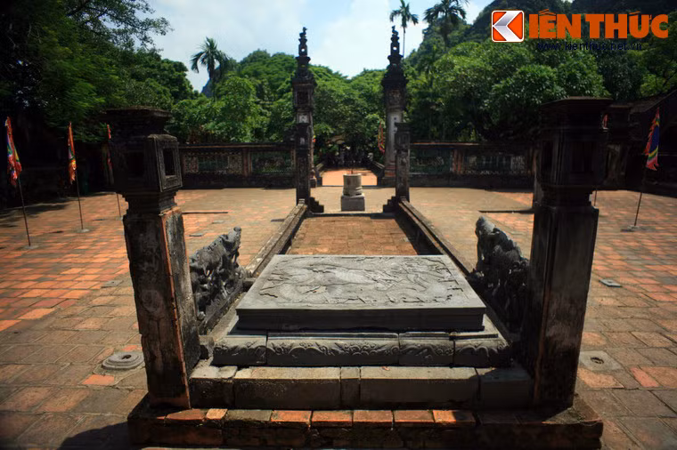 Một số nhà nghiên cứu cho rằng đây hình tượng bàn tay phụ nữ xuất hiện trên sập rồng là do sự ảnh hưởng của văn hóa Chăm trong việc nhân cách hóa hình tượng nghệ thuật.