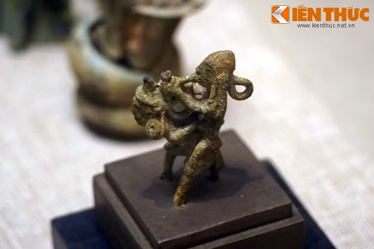 Người ngồi trên lưng miệng ngậm khèn, một tay ôm lấy người cõng, một tay đỡ lấy khèn.