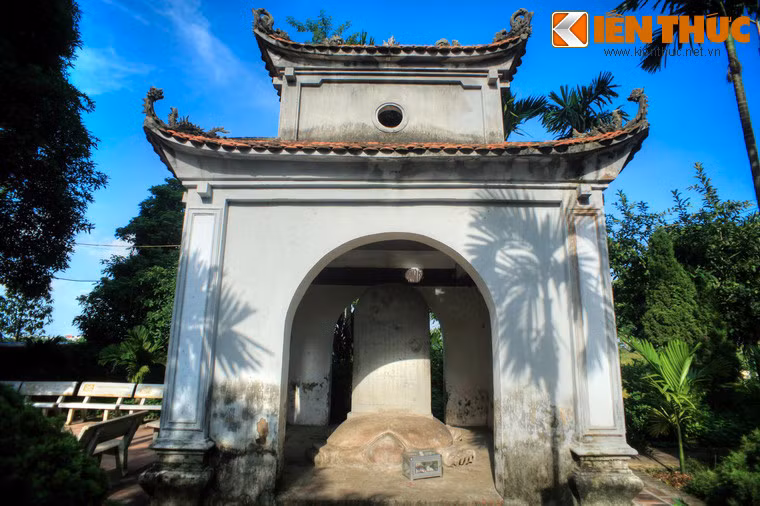 Liền kề với hai hồ sen là hai nhà bia.