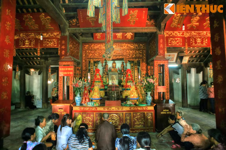 Bên cạnh chư Phật và Bồ tát, chùa còn thờ các vị Tổ của thiền phái Trúc Lâm Yên Tử, gồm Tổ Trần Nhân Tông, Tổ Pháp Loa, tượng Tổ Huyền Quang.