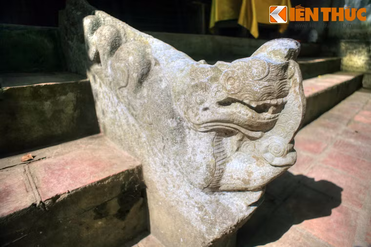 Những dấu tích kiến trúc khác của đời Trần gồm đôi sấu đá trên thành bậc tam quan, đôi rồng trên thành bậc gian giữa tiền đường...