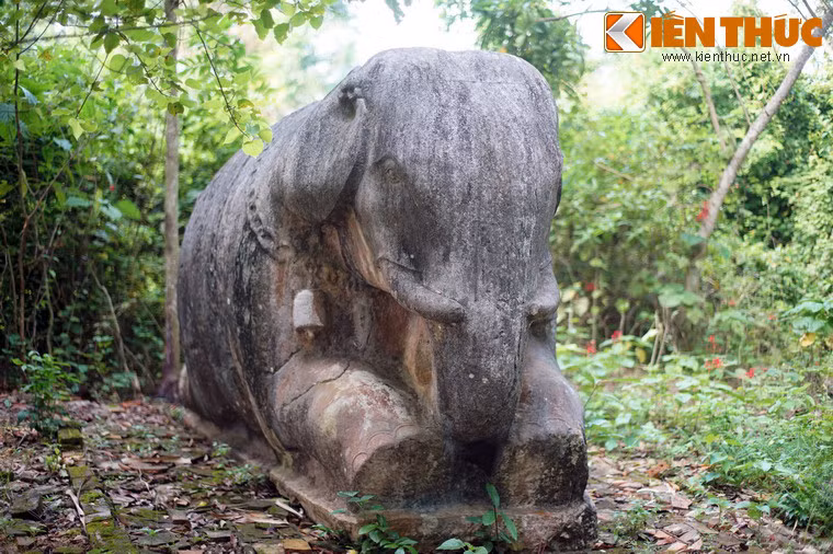 Toàn bộ bức tượng được làm từ một tảng đá nguyên khối khổng lồ, có thể đã được khai thác từ núi đá gần đó.