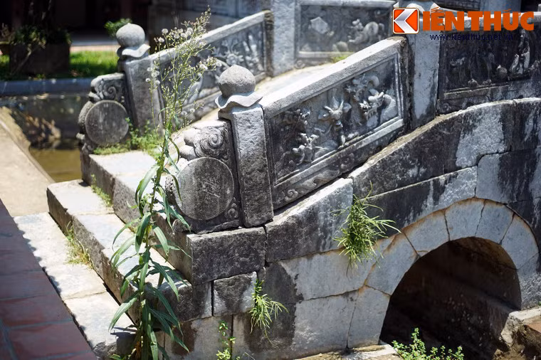 Sau nhiều thăng trầm lịch sử, những đường nét tinh xảo của cây cầu đá cổ vẫn được gìn giữ nguyên vẹn.